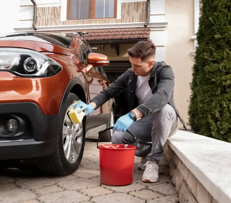 Lavage auto à domicile Cresserons : professionnel intervenant sur un véhicule